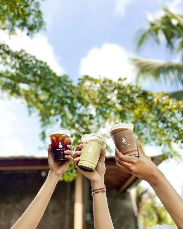 Bersulang dengan minuman Sroja