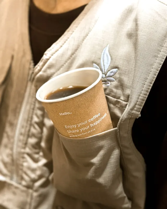 Cup kopi Sroja di saku jaket