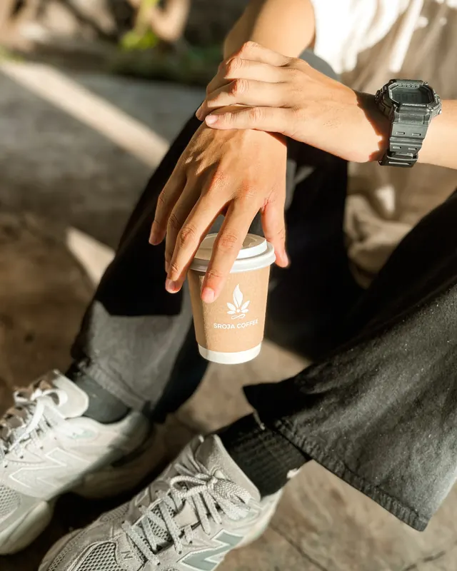 Cup Sroja dan sepatu sneakers