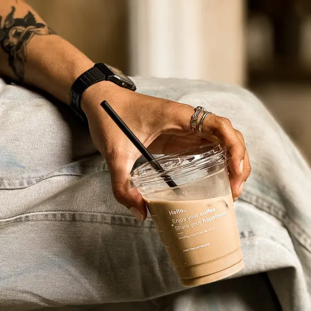 Es kopi susu dalam cup Sroja