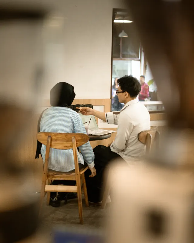 Ngobrol di area indoor Sroja