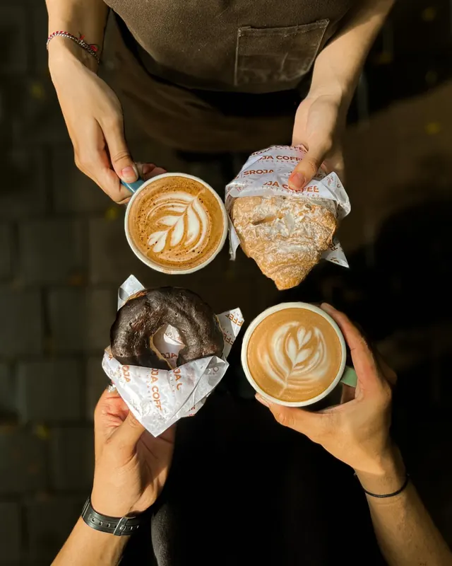 Dua latte dan pastry di meja Sroja
