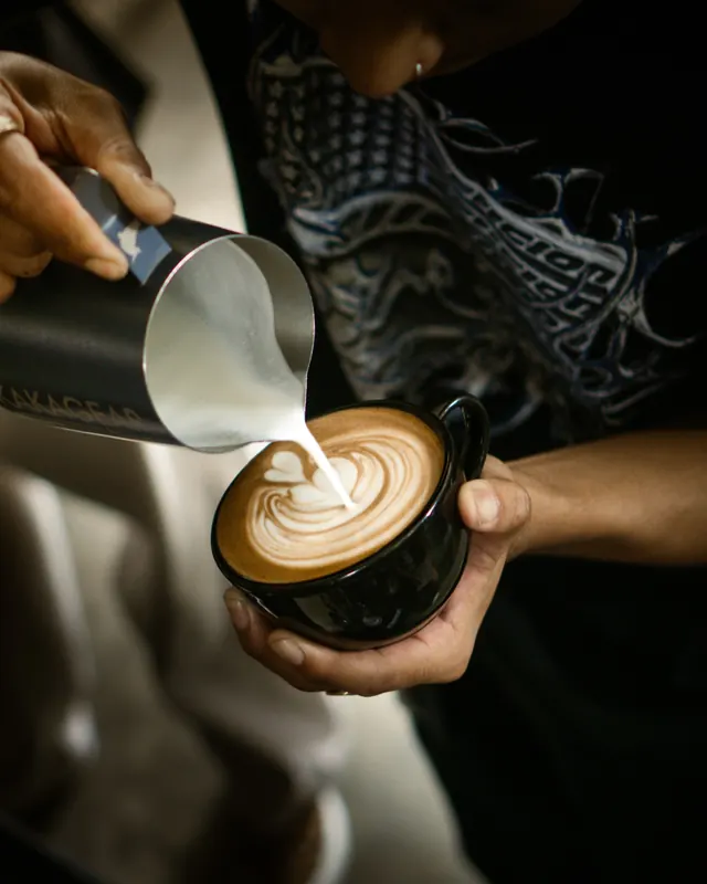 Barista menuang latte art