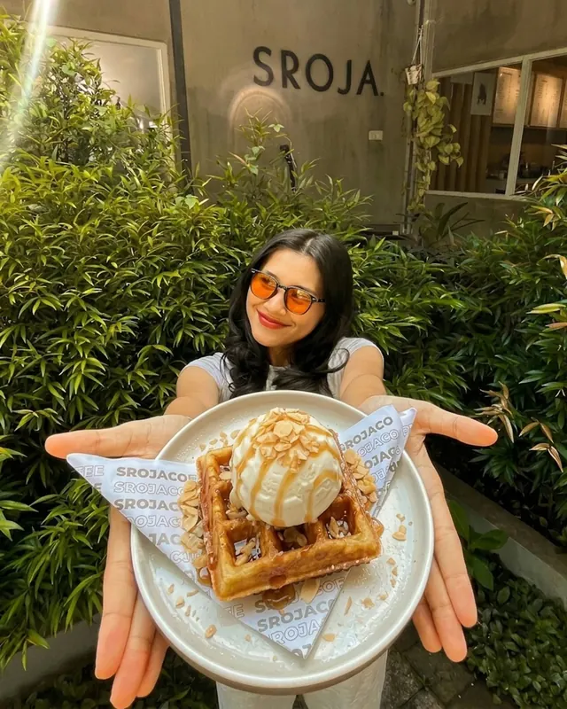Waffle es krim di depan papan Sroja